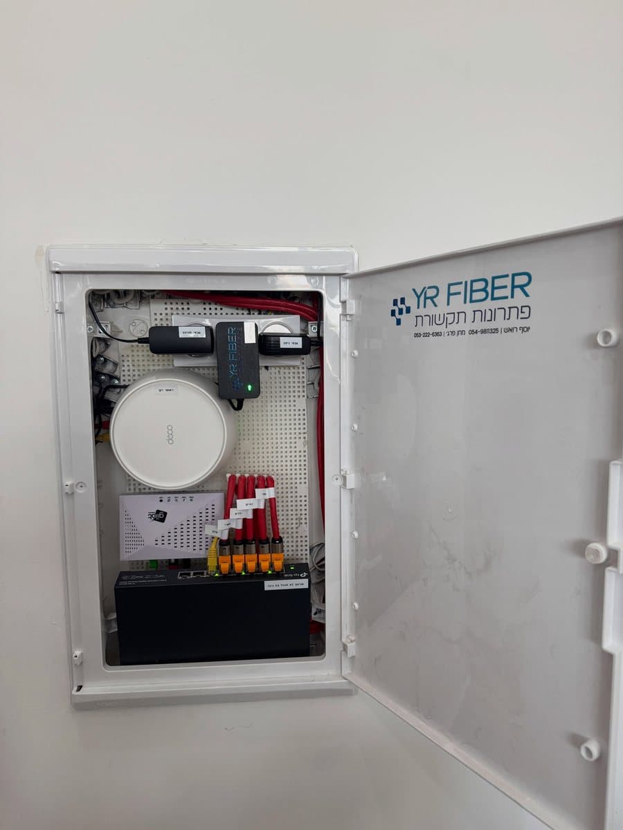 ארון תקשורת ממותג YR.Fiber — התקנה מקצועית