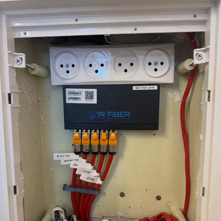ארון תקשורת קומפקטי בדירה עם מתג ממותג YR FIBER וחמש נקודות מסומנות